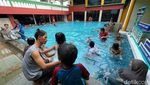 Meriah Libur Kenaikan Isa Almasih, Kolam Renang Banjir Anak-anak
