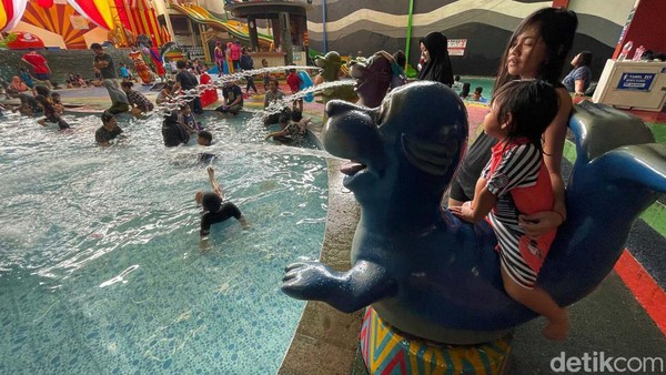 Kolam renamg menjadi pilihan hiburan warga disaat mengisi liburan.