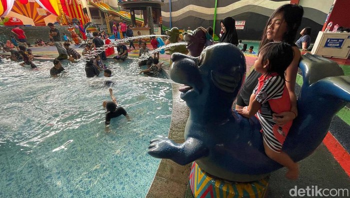 Libur Kenaikan Isa Almasih, Kolam Renang 'Banjir' Anak-anak Hari libur Kenaikan Isa Almasih dimanfaatkan warga untuk berwisata. Salah satu lokasi yang banyak diserbu anak-anak adalah kolam renang.