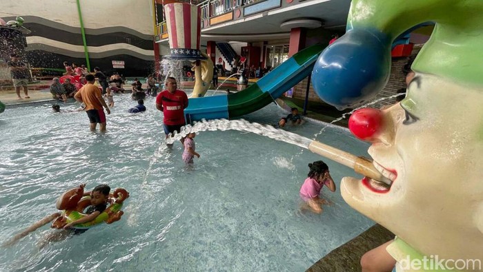 Libur Kenaikan Isa Almasih, Kolam Renang 'Banjir' Anak-anak Hari libur Kenaikan Isa Almasih dimanfaatkan warga untuk berwisata. Salah satu lokasi yang banyak diserbu anak-anak adalah kolam renang.