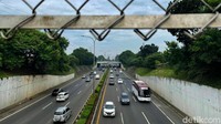 Arus lalu lintas di ruas jalan Tol Jakarta Outer Ring Road (JORR) umumnya terpantau ramai lancar.