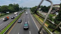Meski sejumlah kendaraan melintasi ruas jalan tol tersebut tetapi tak terlihat kepadatan maupun antrean panjang kendaraan di sana.