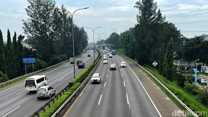 Arus lalu lintas di Tol JORR Jakarta terpantau ramai lancar saat libur kenaikan Isa Almasih. Meski kendaraan ramai melintas tak terlihat kepadatan di sana.