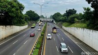 Sejumlah kendaraan melintasi Tol JORR Jakarta di momen libur kenaikan Isa Almasih, Kamis (26/5/2022).