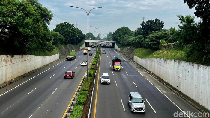 Arus lalu lintas di Tol JORR Jakarta terpantau ramai lancar saat libur kenaikan Isa Almasih. Meski kendaraan ramai melintas tak terlihat kepadatan di sana.