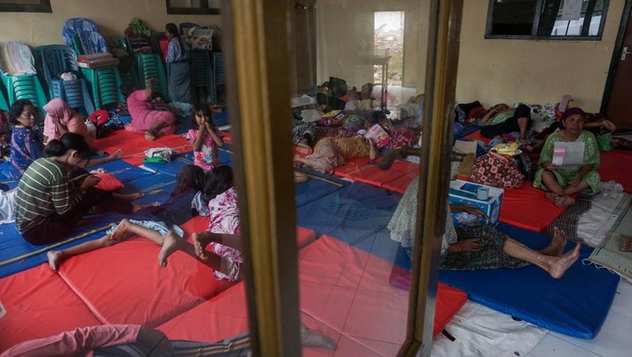 Lihat Lagi Saat Banjir Rob Rendam Permukiman Warga di Pekalongan Banjir rob merendam sejumlah rumah warga di Pekalongan. Tingginya air laut pasang disebut menjadi penyebab banjir rob melanda kawasan tersebut. Ini fotonya.