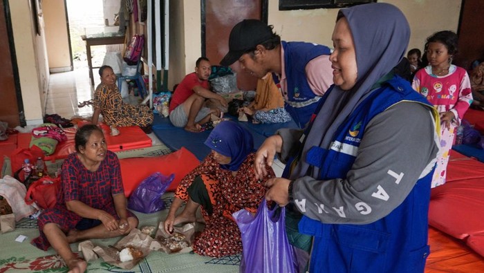 Banjir rob merendam sejumlah rumah warga di Pekalongan. Tingginya air laut pasang disebut menjadi penyebab banjir rob melanda kawasan tersebut. Ini fotonya.