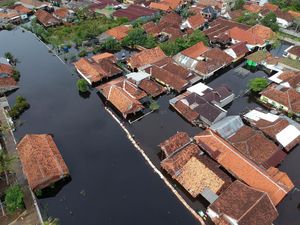 Lihat Lagi Saat Banjir Rob Rendam Permukiman Warga di Pekalongan