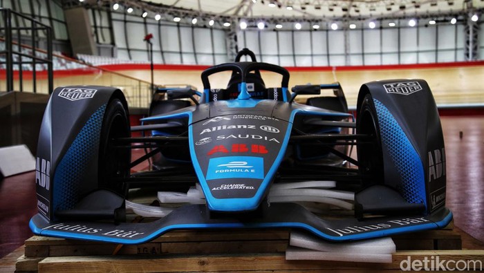 Melihat Lebih Dekat Replika Mobil Balap Formula E Ketua Pelaksana Jakarta E-Prix Sahroni melakukan unboxing replika mobil Formula E Jakarta. Mobil ini adalah contoh mobil Formula E yang akan mengaspal di Sirkuit Ancol.