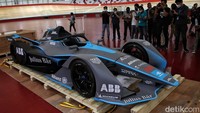 Mobil ini secara teknis agak complicated nggak boleh dinaikin bukan sama pembalapnya, jadi hanya bisa disediakan di paddock aja, kalau di parade nggak masuk, paparnya.