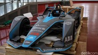 Nggak ada tes lintasan, beda dengan F1 dari Kamis, Jumat, Sabtu, yang ini waktunya seharian cuma beda 4 jam dia langsung balap, dia sudah latih di simulator, kata Sahroni. 