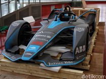 Replika Mobil Formula E Dipajang di Bundaran HI hingga 4 Juni