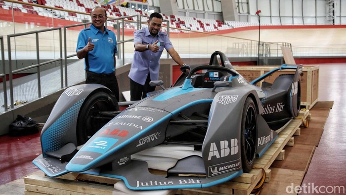Ketua Pelaksana Jakarta E-Prix Sahroni melakukan unboxing replika mobil Formula E Jakarta. Mobil ini adalah contoh mobil Formula E yang akan mengaspal di Sirkuit Ancol.