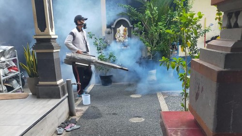 Menanggulangi penyebaran berbagai virus penyakit seperti DBD dan Cikungunya Kelurahan Padangsambian bersama Dinas Kesehatan Kota Denpasar melaksanakan giat Fogging pada Rabu (25/5) pagi.