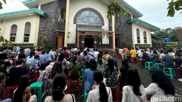 Menengok Pelaksanaan Misa Kenaikan Isa Almasih di Gereja Bekasi Gereja St. Servatius, Kota Bekasi, gelar ibadah misa Kenaikan Isa Almasih dengan terapkan protokol kesehatan. Seperti apa pelaksanaan misa di sana? Lihat yuk.