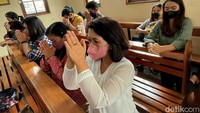 Namun, meski tempat ibadah kini telah diizinkan untuk diisi sesuai kapasitas penuh, pelaksanaan ibadah misa kenaikan Isa Almasih di Gereja Katolik St. Servatius tetap menerapkan protokol kesehatan.