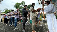Jemaat yang hadir untuk mengikuti misa diimbau untuk mengenakan masker saat beraktivitas di area gereja.