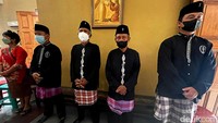 Berdasarkan aturan tersebut, sejumlah jemaat pun berdatangan ke Gereja Katolik St. Servatius untuk melaksanakan ibadah misa kenaikan Isa Almasih.