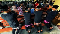 Menariknya, ada sejumlah jemaat yang tampak mengenakan busana tradisional ala Betawi saat mengikuti ibadah misa di gereja tersebut.