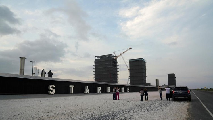 Mengintip Pusat Peluncuran SpaceX di Texas Starship prototypes are pictured at the SpaceX South Texas launch site in Brownsville, Texas, U.S., May 22, 2022. Picture taken May 22, 2022. REUTERS/Veronica G. Cardenas