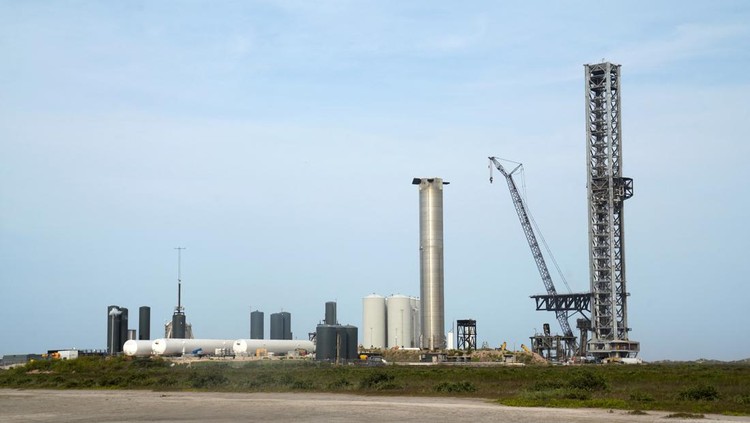 Mengintip Pusat Peluncuran SpaceX di Texas Starship prototypes are pictured at the SpaceX South Texas launch site in Brownsville, Texas, U.S., May 22, 2022. Picture taken May 22, 2022. REUTERS/Veronica G. Cardenas