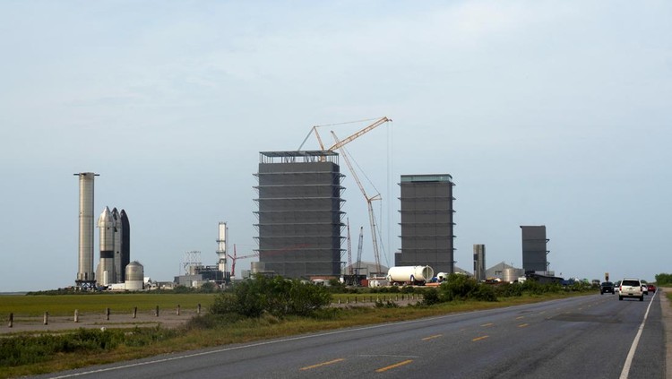 Mengintip Pusat Peluncuran SpaceX di Texas Starship prototypes are pictured at the SpaceX South Texas launch site in Brownsville, Texas, U.S., May 22, 2022. Picture taken May 22, 2022. REUTERS/Veronica G. Cardenas