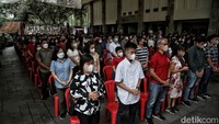 Jumlah yang dapat masuk di area dalam gereja, aula atas dan Plaza Maria adalah 1.300-1.400 orang, atau 75 persen dari kapasitas.