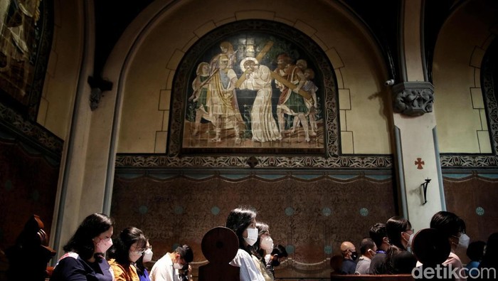 Umat Nasrani melaksanakan ibadah Misa kenaikan Isa Almasih di Gereja Katedral, Jakarta, Kamis (26/5). Misa kenaikan Isa Almasih diikuti sekitar 1.300 orang.