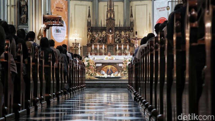 Umat Nasrani melaksanakan ibadah Misa kenaikan Isa Almasih di Gereja Katedral, Jakarta, Kamis (26/5). Misa kenaikan Isa Almasih diikuti sekitar 1.300 orang.