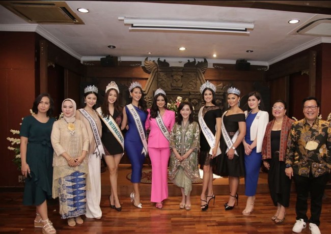 Harnaaz Sandhu memilih tampilan cerah dengan setelan blazer dan celana panjang berwarna pink.  Foto: Instagram/@officialputeriindonesia