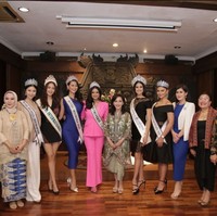 Harnaaz Sandhu memilih tampilan cerah dengan setelan blazer dan celana panjang berwarna pink.  Foto: Instagram/@officialputeriindonesia