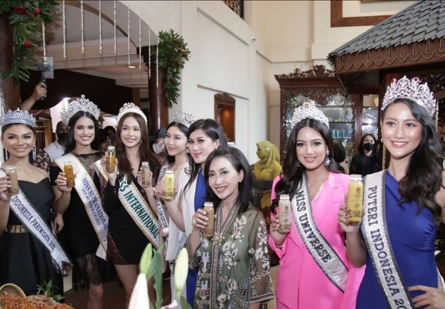 Wanita yang sedang mengejar gelar master di administrasi publik ini juga sempat mencicipi jamu Indonesia. Foto: Instagram/@officialputeriindonesia