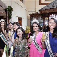 Wanita yang sedang mengejar gelar master di administrasi publik ini juga sempat mencicipi jamu Indonesia. Foto: Instagram/@officialputeriindonesia