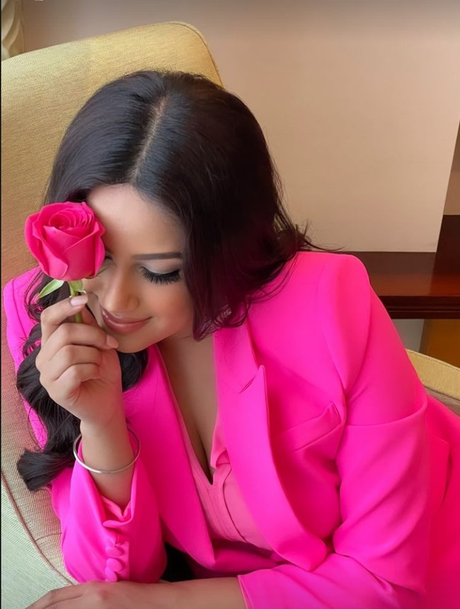 Wajah cantiknya dipulas riasan bernuansa nude-peach. Foto: Instagram/@officialputeriindonesia