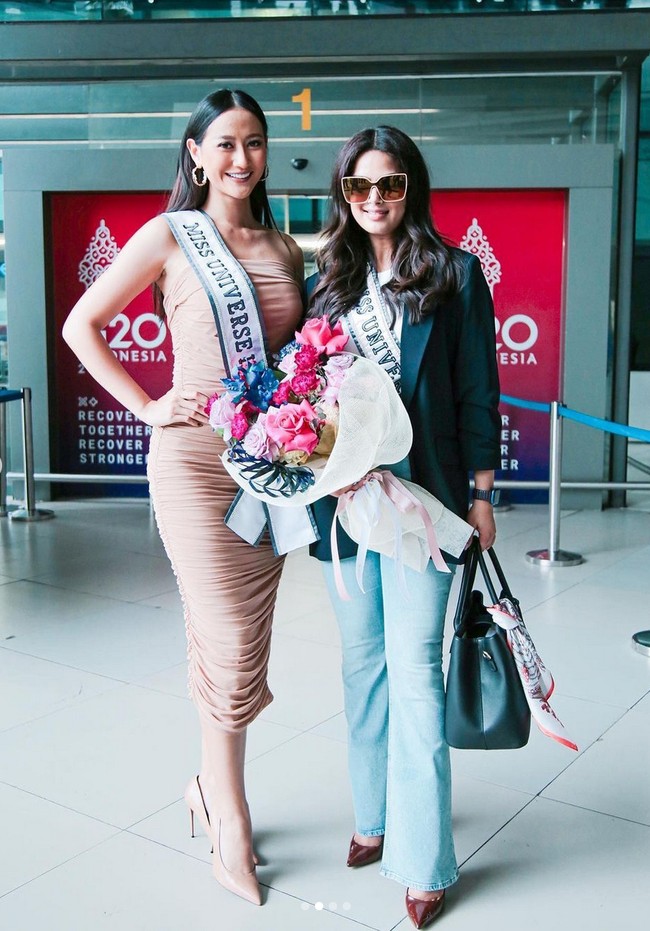 Pada Rabu (25/5/2022), Harnaaz Sandhu tiba di Bandara Soekarno-Hatta, Tangerang, Indonesia, dengan disambut oleh Puteri Indonesia 2020 Ayu Maulida. Foto: Instagram/@officialputeriindonesia