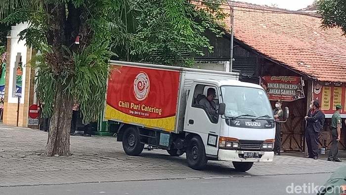 Mobil katering hilir mudik di gedung pernikahan adik Jokowi-Ketua MK di Solo.