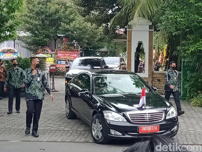 Mobil RI 2 meninggalkan lokasi akad nikah Ketua MK-adik Jokowi, Solo, Kamis (26/5/2022).