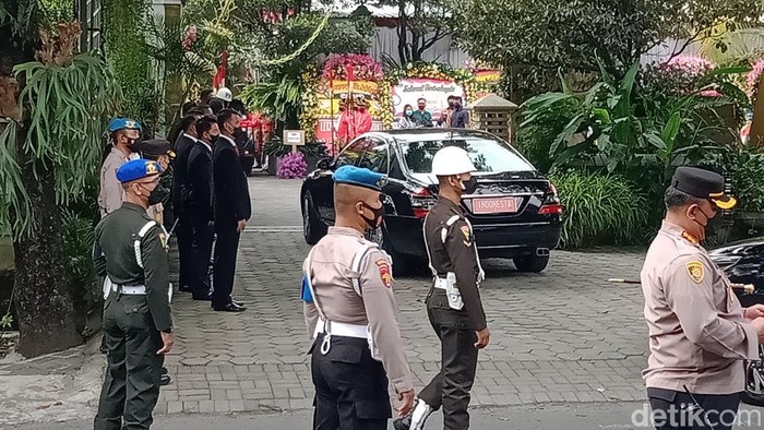 Mobil Wapres Maruf Amin tiba di gedung Graha Saba Solo jelang pernikahan Ketua MK-adik Jokowi, Kamis (26/5/2022).