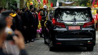 Seperti diketahui, sejumlah tokoh dan pejabat negara turut hadir dalam pernikahan Ketua MK Anwar Usman dengan adik Presiden Joko Widodo (Jokowi), Idayati di Solo. Wakil Presiden KH Maruf Amin turut hadir dan menjadi saksi pernikahan adik Jokowi tersebut.