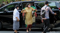 Sejumlah menteri terpantau hadir dan telah tiba di area Gedung Graha Saba Buawana, Surakarta, Jawa Tengah, salah satunya Menkeu Sri Mulyani.