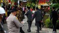 Menteri Pertahanan Prabowo Subianto juga tampak tiba di area Gedung Graha Saba Buawana, Surakarta, untuk menghadiri akad nikah Ketua MK Anwar Usman dengan adik Jokowi, Idayati.