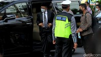 Pernikahan Ketua MK Anwar Usman dengan adik Jokowi, Idayati juga tampak dihadiri oleh Menko Polhukam Mahfud MD.