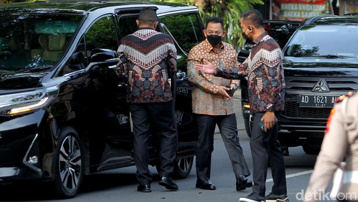 Momen Ganjar-Prabowo Hadiri Akad Nikah Ketua MK dan Adik Jokowi Pernikahan Ketua MK Anwar Usman dan adik Jokowi, Idayati dihadiri sejumlah tokoh. Di antaranya Gubernur Jawa Tengah Ganjar Pranowo-Menhan Prabowo Subianto.