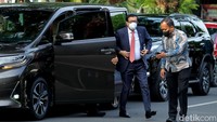 Momen Menteri Hukum dan HAM Yasonna Laoly tiba di area Gedung Graha Saba Buawana, Surakarta, Jawa Tengah, untuk menghadiri akad nikah Ketua MK Anwar Usman dengan adik Jokowi, Idayati.