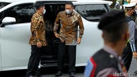 Ketua MPR Bambang Soesatyo juga tampak menghadiri pernikahan Ketua MK Anwar Usman dengan adik Jokowi, Idayati di Solo.