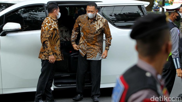 Momen Ganjar-Prabowo Hadiri Akad Nikah Ketua MK dan Adik Jokowi Pernikahan Ketua MK Anwar Usman dan adik Jokowi, Idayati dihadiri sejumlah tokoh. Di antaranya Gubernur Jawa Tengah Ganjar Pranowo-Menhan Prabowo Subianto.