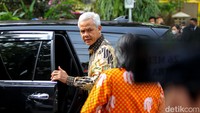 Gubernur Jawa Tengah Ganjar Pranowo tampak menghadiri akad nikah Ketua Mahkamah Konstitusi (MK) Anwar Usman dengan adik Presiden Joko Widodo (Jokowi), Idayati yang digelar di Gedung Graha Saba Buawana, Surakarta, Jawa Tengah, Kamis (26/5/2022).
