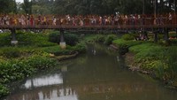 Sejumlah pengunjung melintasi jembatan Tebet Eco Park di Jakarta.