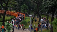 Sejumlah pengunjung menikmati suasana Tebet Eco Park di Jakarta, Kamis (26/5/2022).