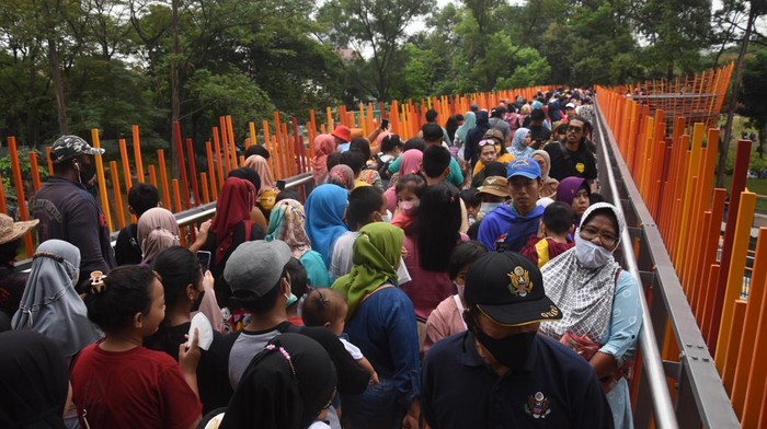 Sejumlah pengunjung menikmati suasana Tebet Eco Park di Jakarta, Kamis (26/5/2022). Warga memanfaatkan hari libur perayaan Kenaikan Isa Almasih dengan berkunjung ke tempat wisata maupun ke taman kota. ANTARA FOTO/Indrianto Eko Suwarso/YU